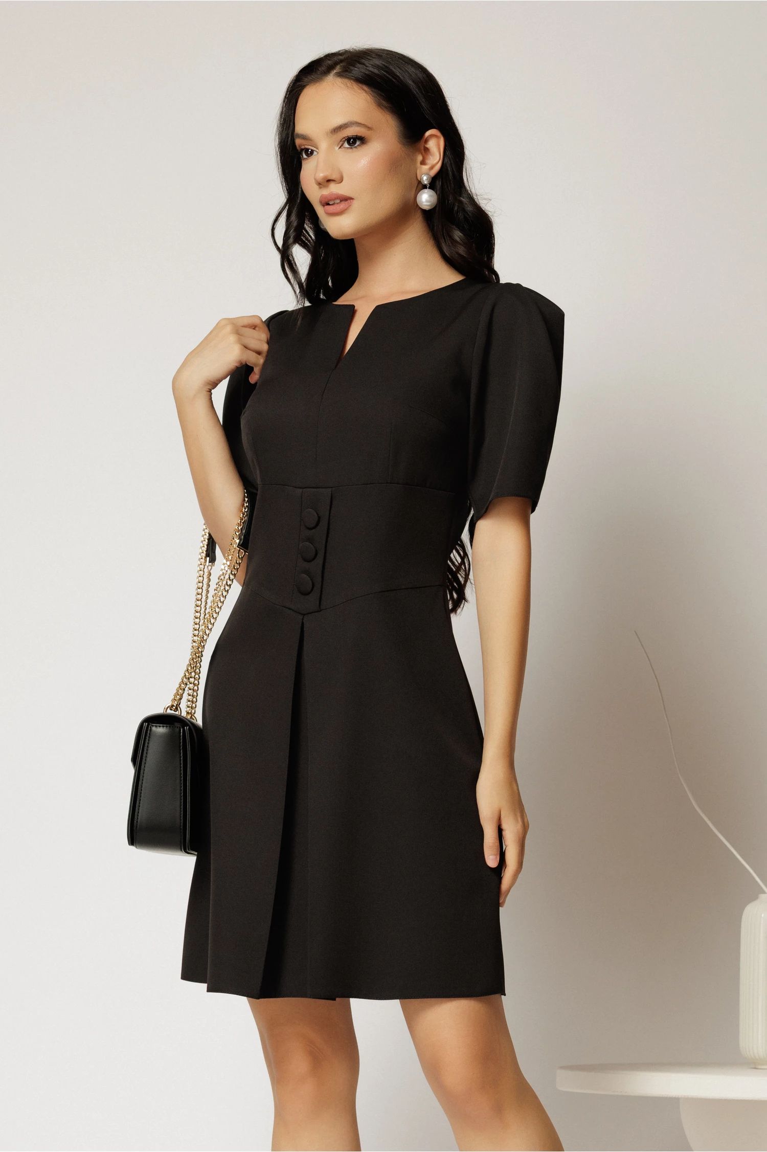 Rochie scurta neagra cu pliu pe fusta si nasturi