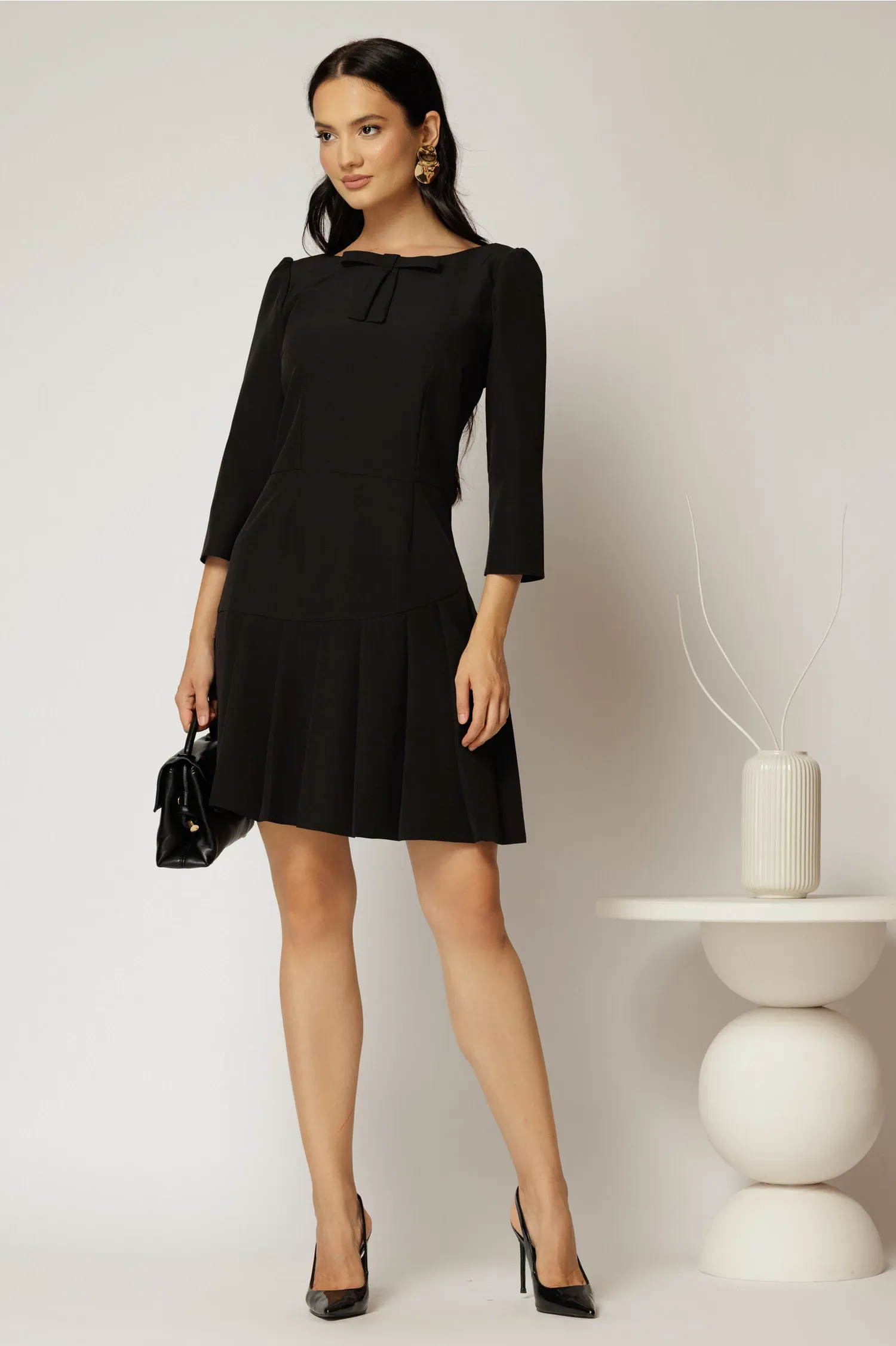 Rochie scurta neagra cu pliuri pe fusta si funda la bust 3