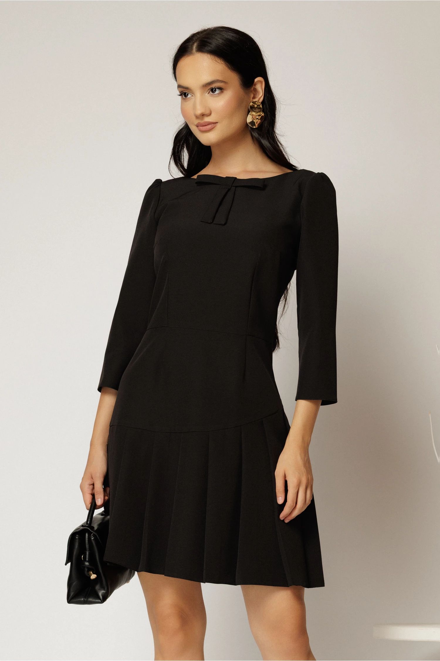 Rochie scurta neagra cu pliuri pe fusta si funda la bust