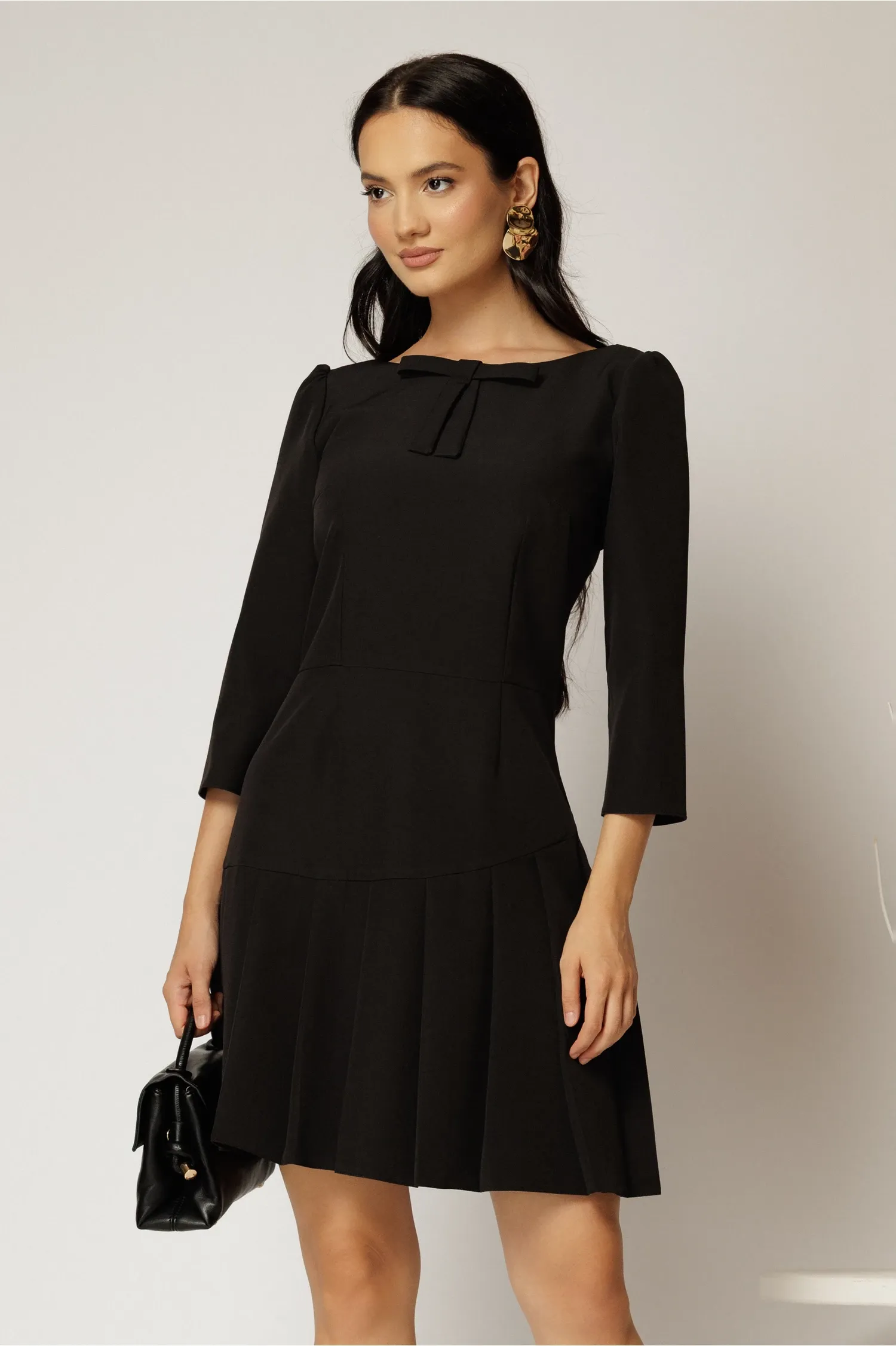 Rochie scurta neagra cu pliuri pe fusta si funda la bust 1