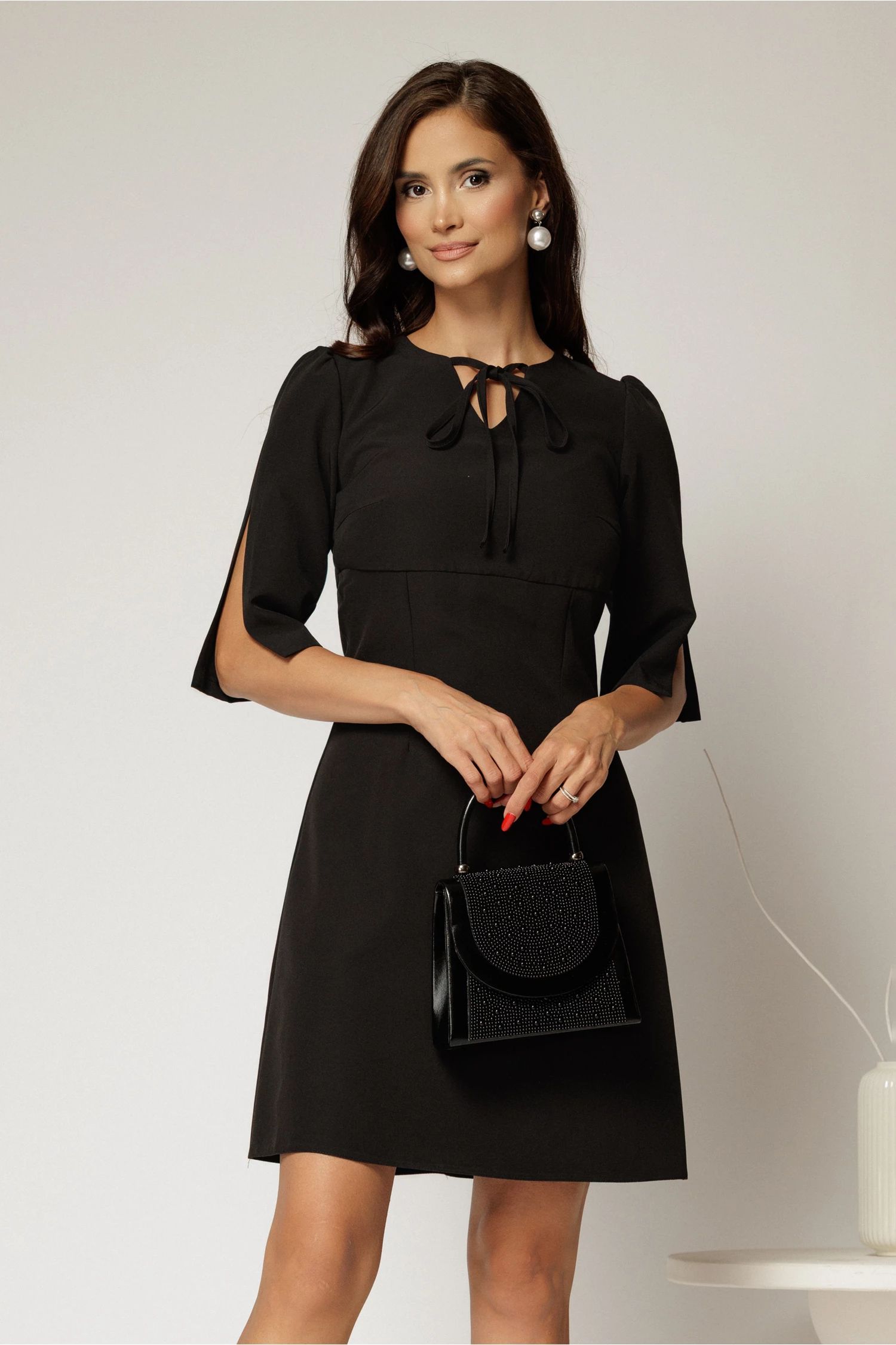 Rochie scurta neagra cu snur la decolteu