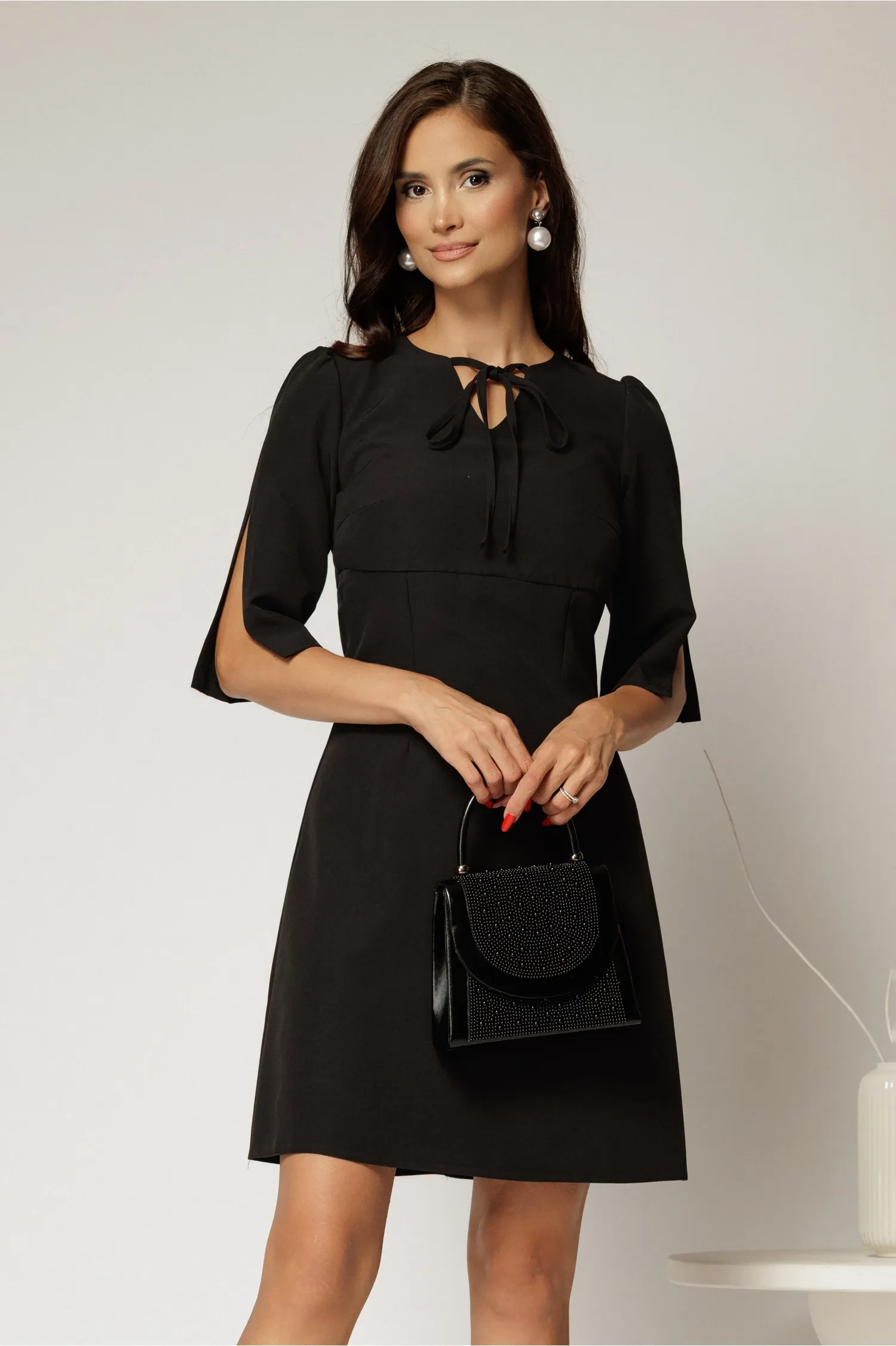 Rochie scurta neagra cu snur la decolteu 1