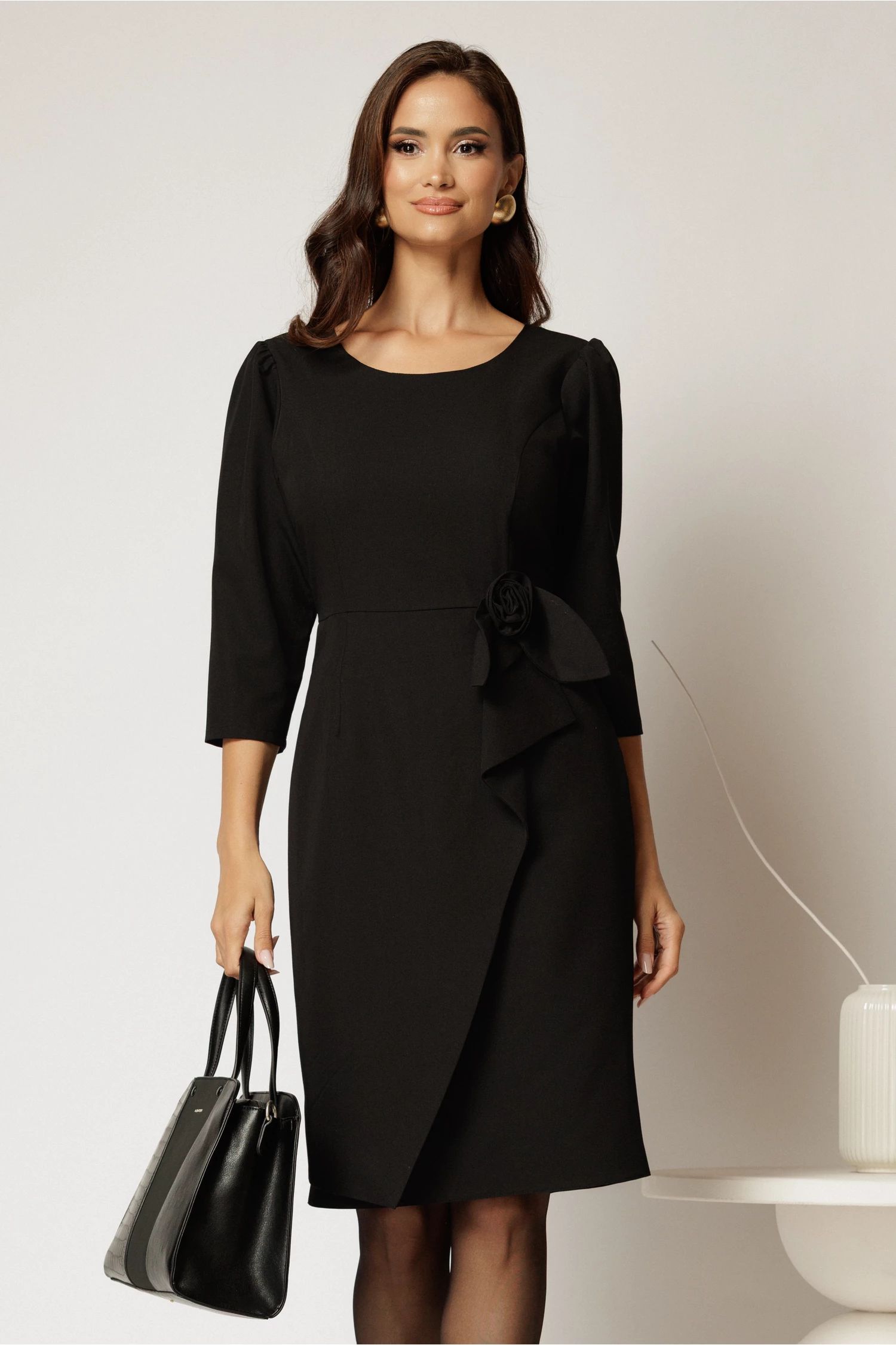 Rochie scurta neagra din stofa cu croi conic si detaliu floral
