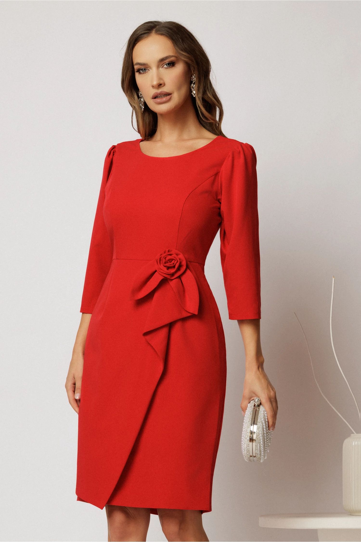 Rochie scurta rosie din stofa cu croi conic si detaliu floral