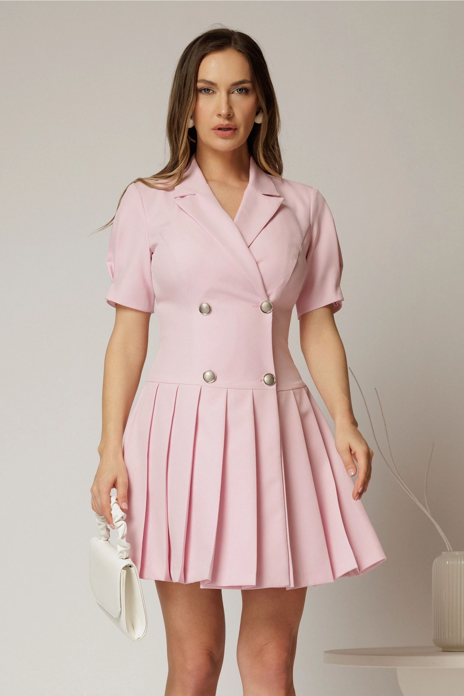 Rochie scurta roz tip sacou cu pliuri pe fusta