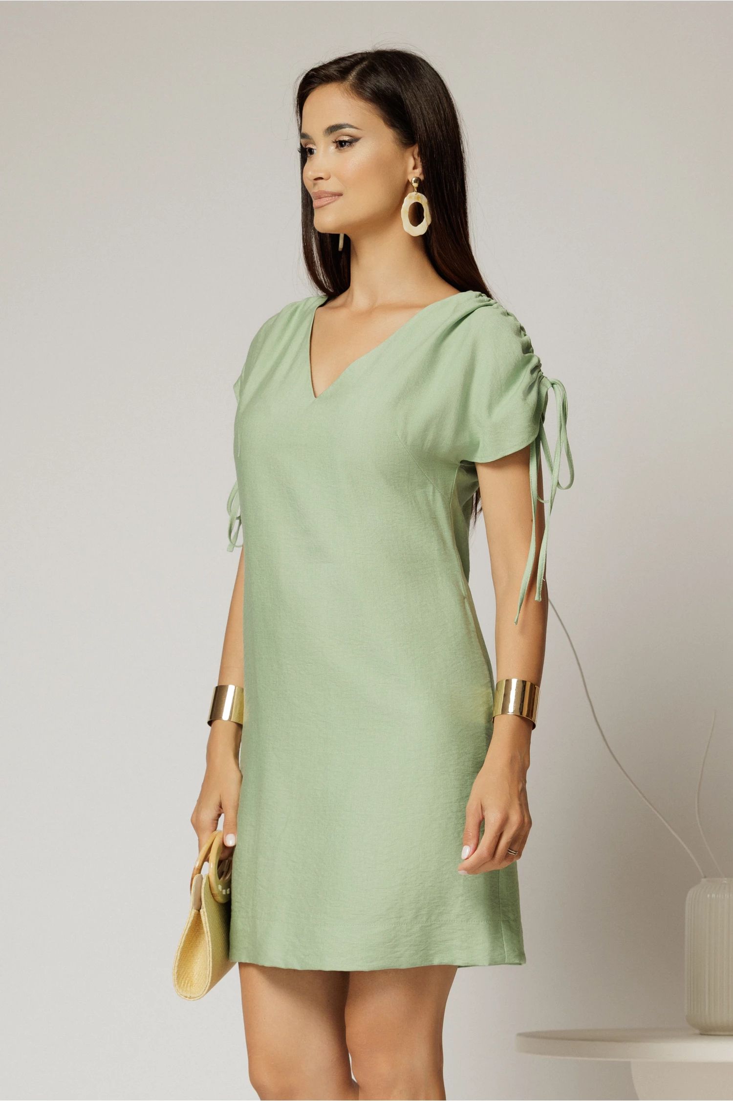 Rochie scurta verde fistic cu croi drept din rayon cu decolteu in V si snur la maneci