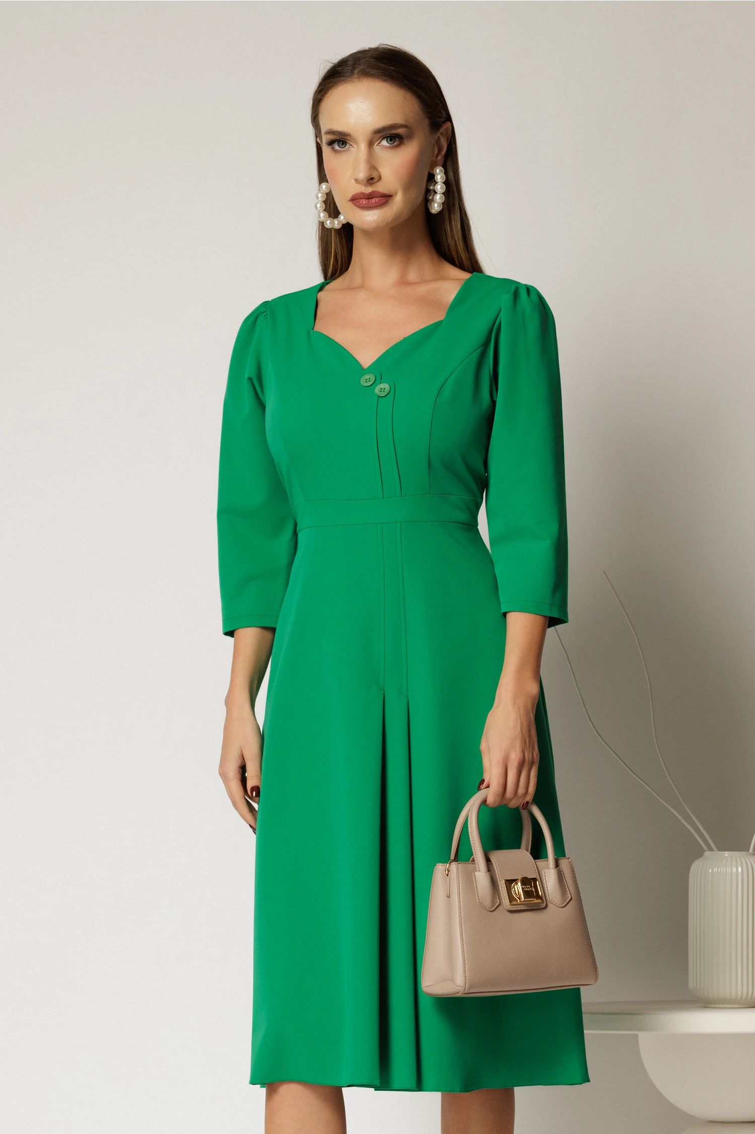 Rochie verde cu nasturi decorativi la bust si pliu pe fusta