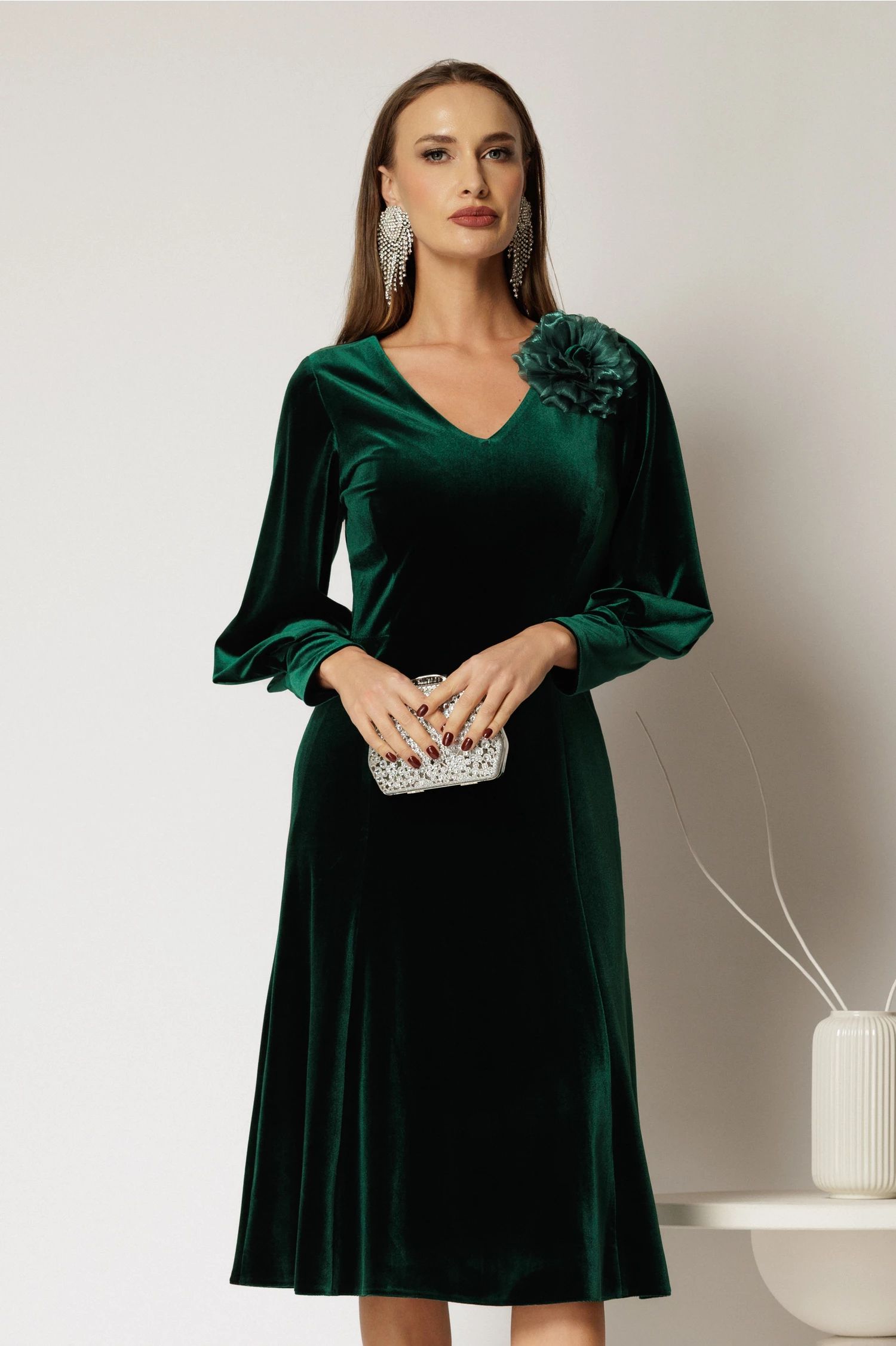Rochie verde eleganta din catifea cu accesoriu in forma de floare