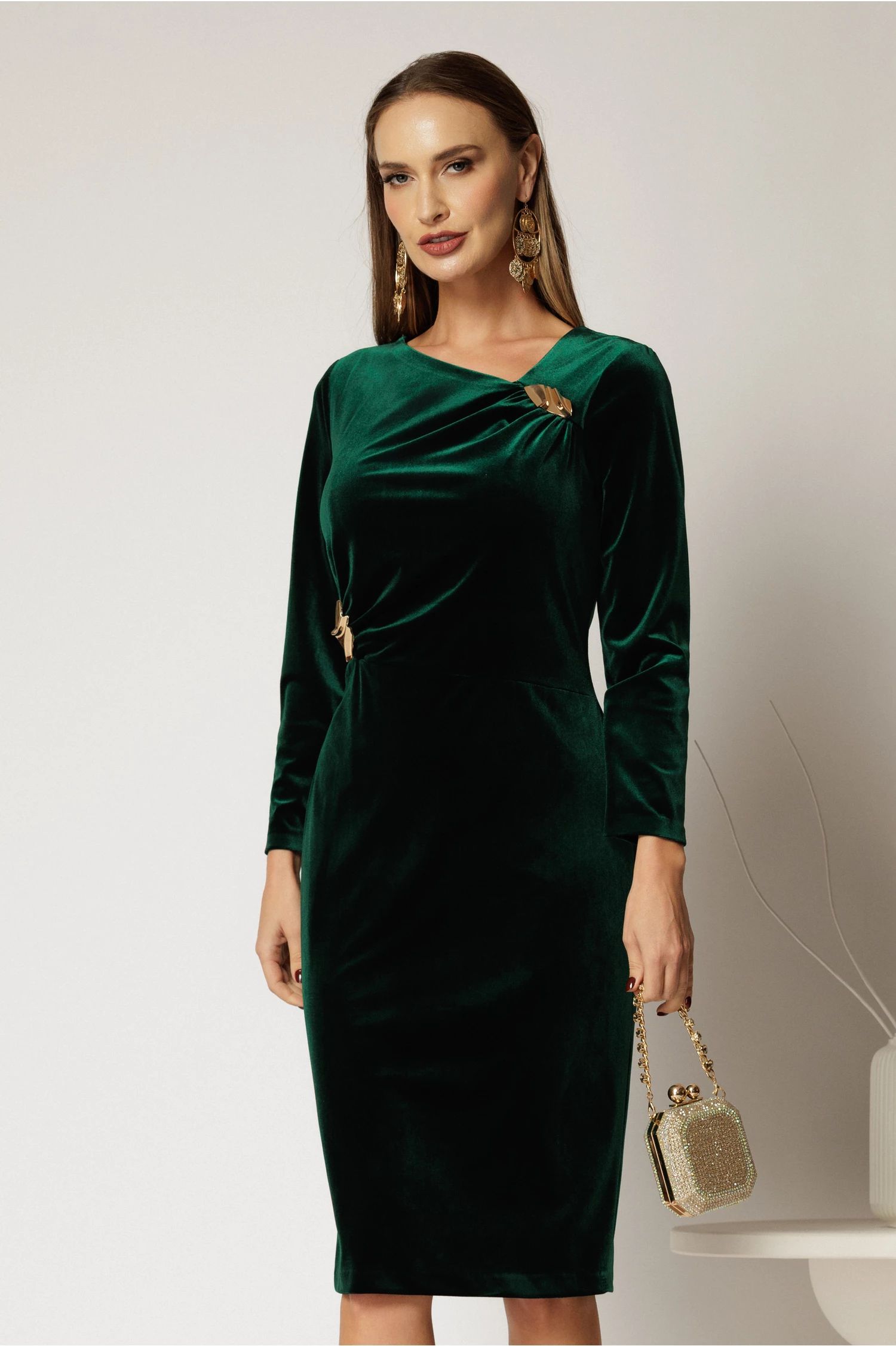 Rochie verde eleganta din catifea cu detaliu auriu pe bust si talie