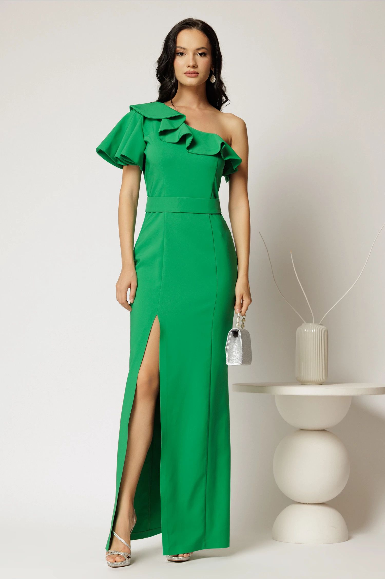 Rochie verde lunga de ocazie pe un umar cu volanas si slit pe picior