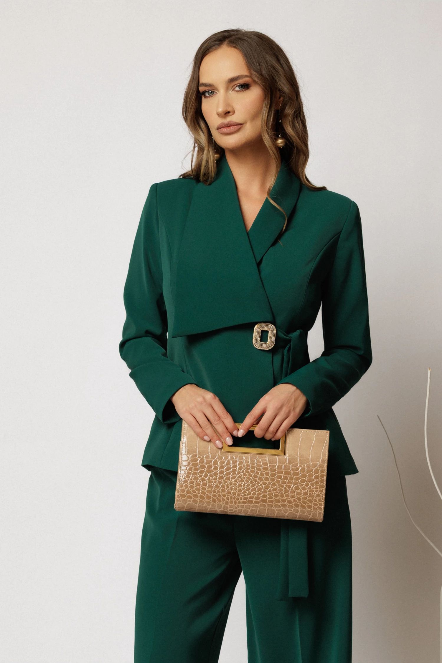 Sacou Alexia verde cu croi cambrat si catarama eleganta