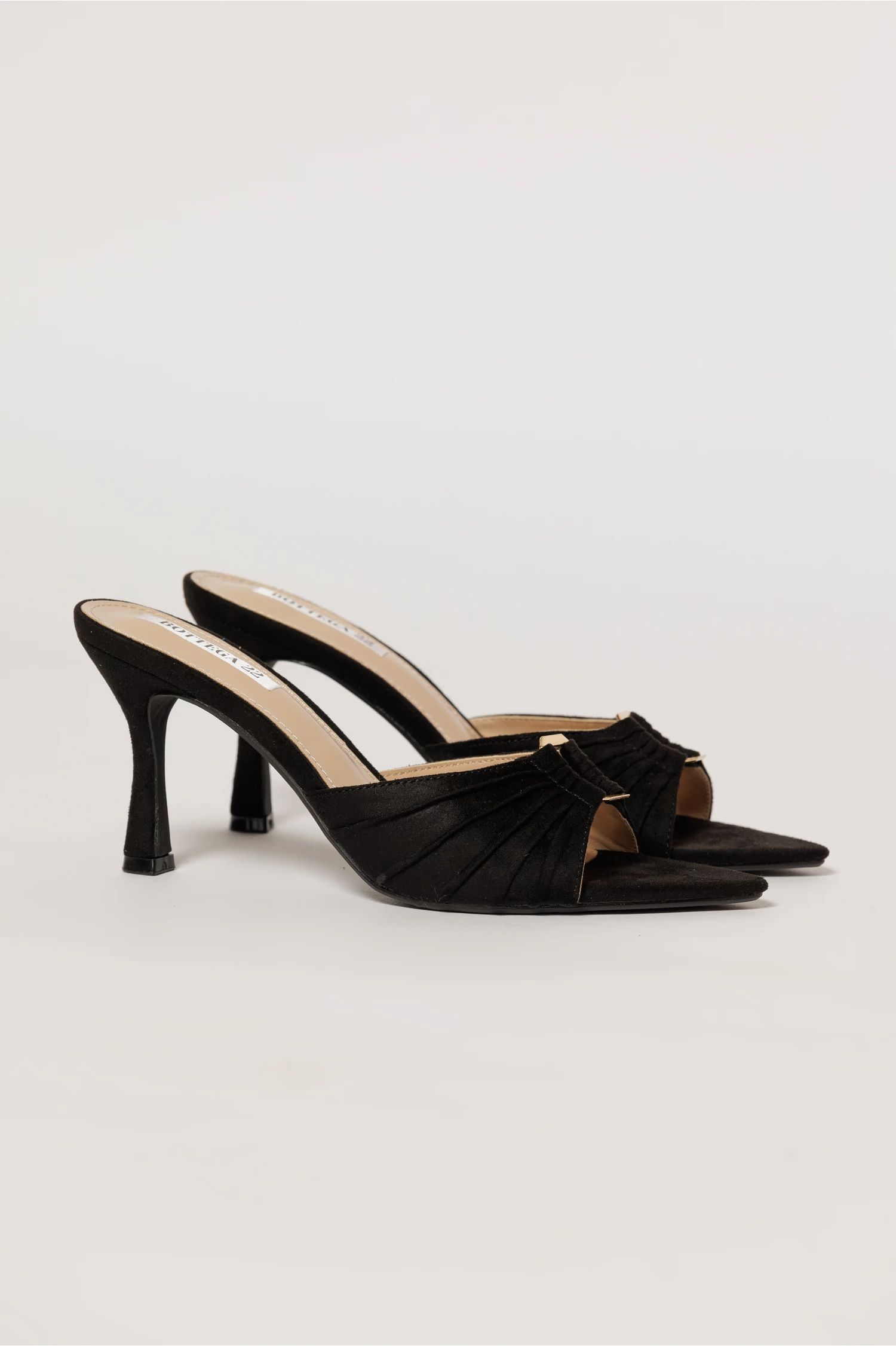 Sandale negre de tip mule cu acceesoriu auriu