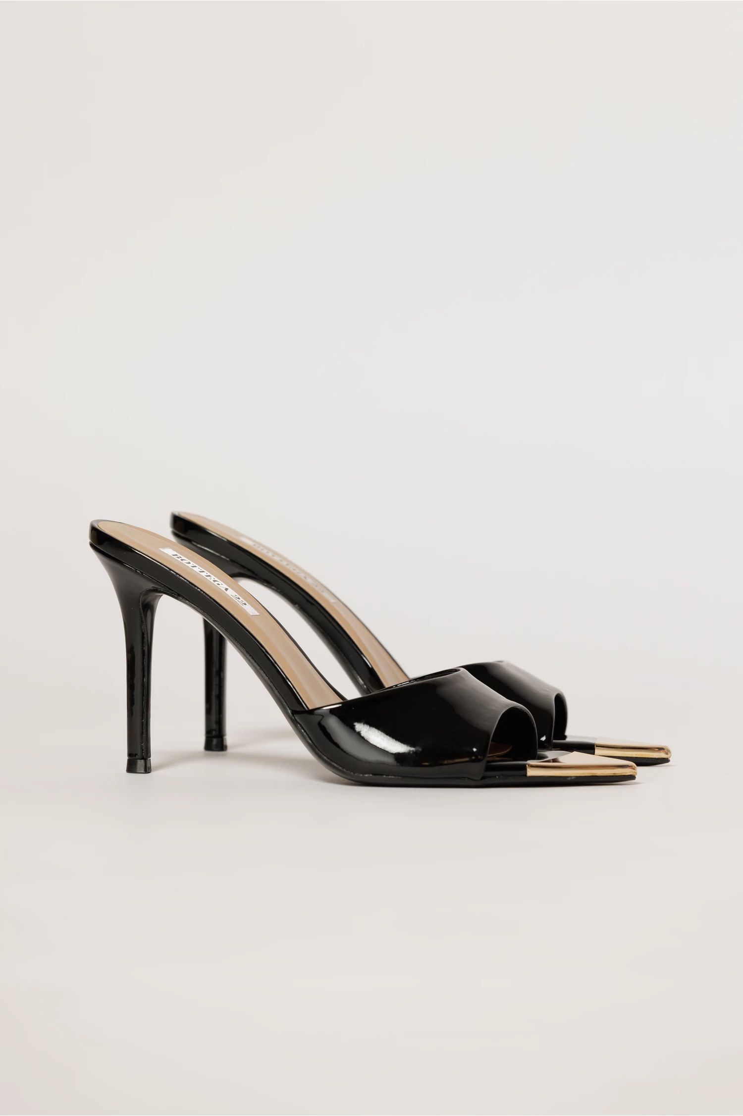 Sandale negre de tip mule cu varful metalic auriu