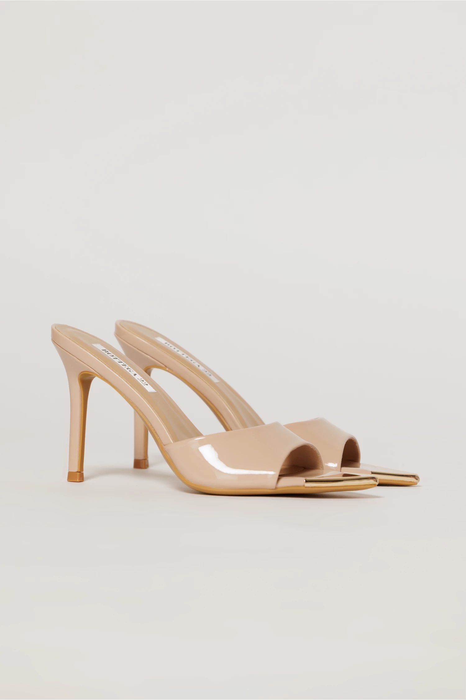 Sandale nude de tip mule cu varful metalic auriu
