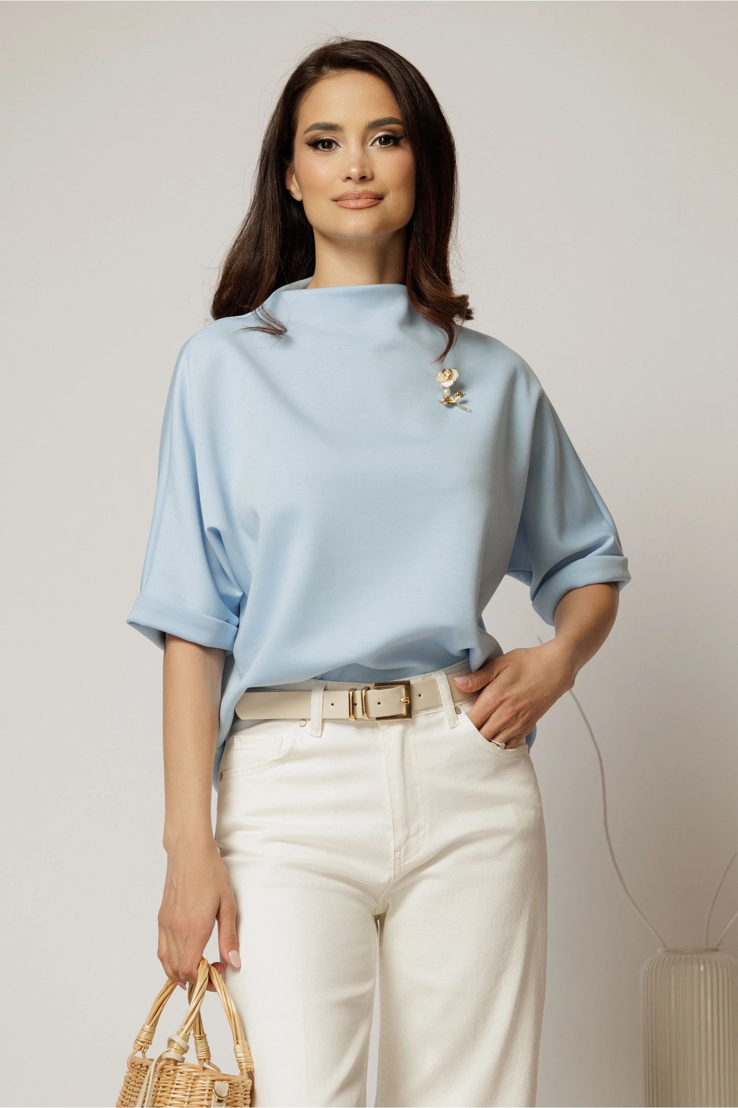 Tricou bleu cu brosa si croi lejer cu adaos de viscoza