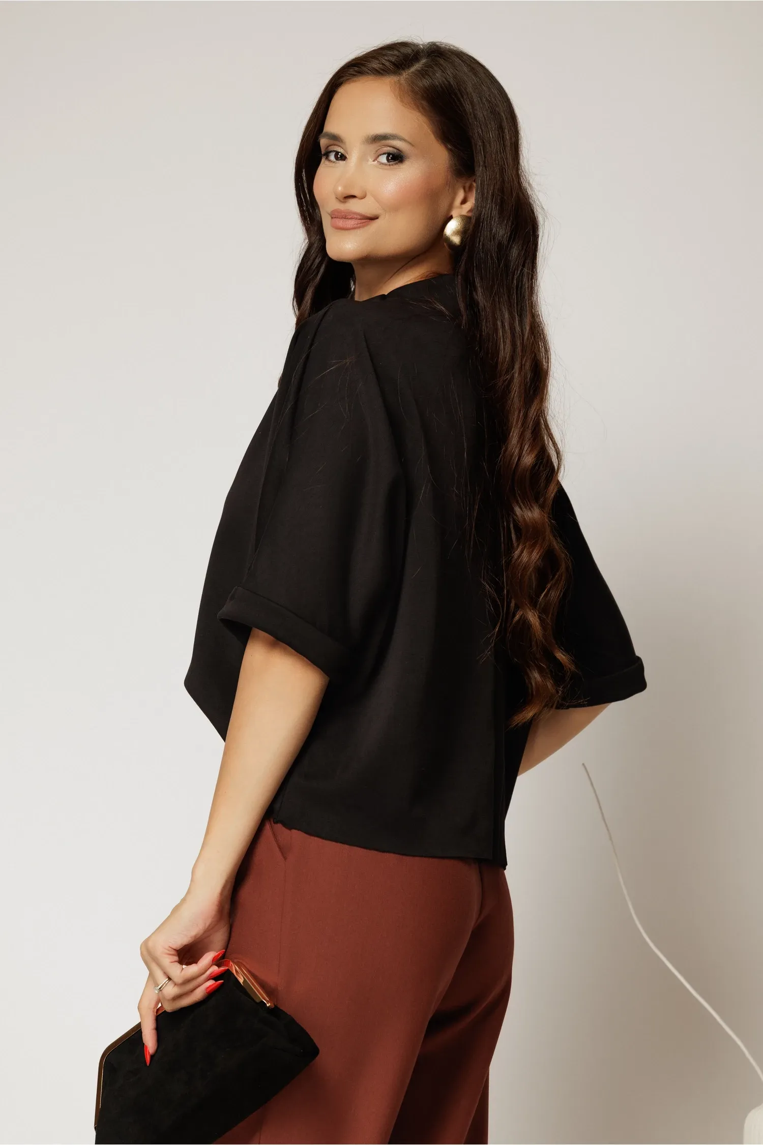Tricou negru cu brosa si croi lejer cu adaos de viscoza 2