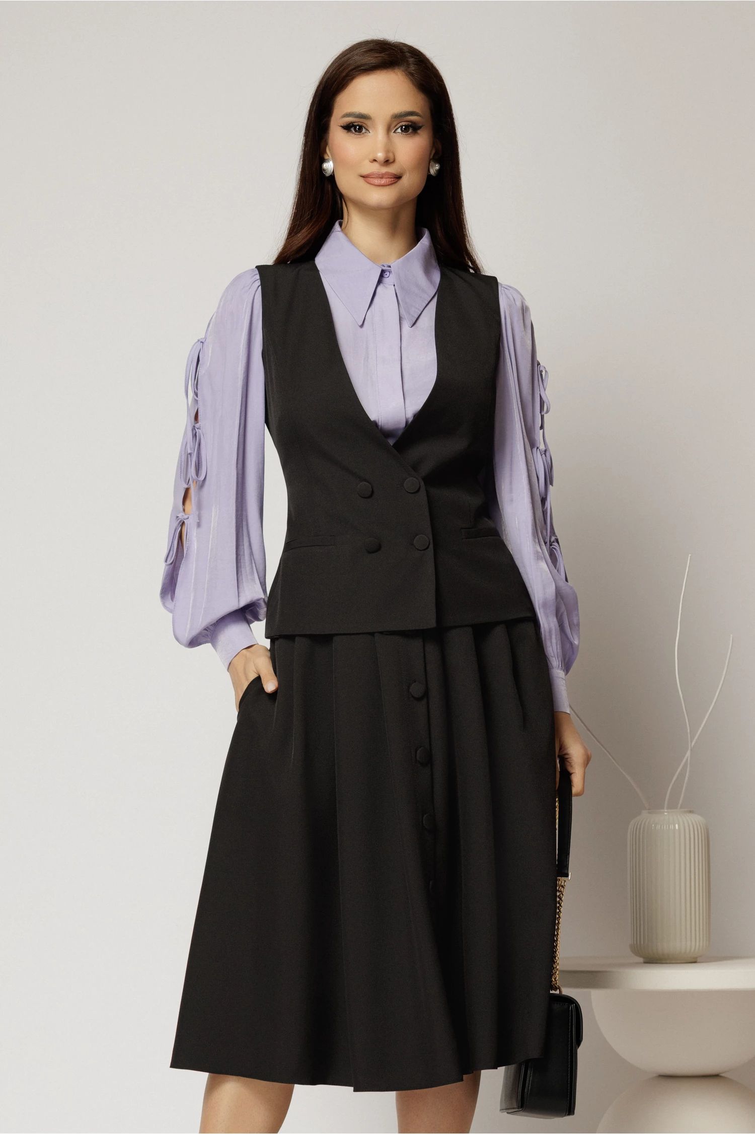 Vesta DY Fashion neagra cambrata cu decolteu si inchidere la doi nasturi