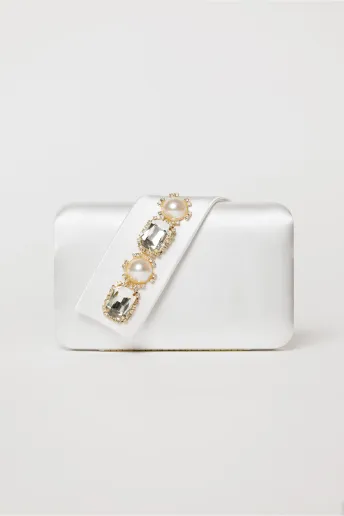 Clutch alb  elegant din satin cu aplicatii de perle si cristale