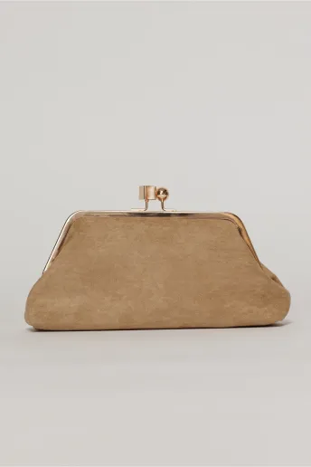 Clutch plic bej catifelat cu inchidere metalica aurie