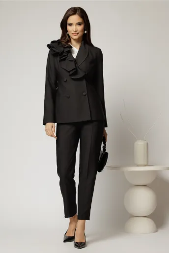Compleu negru cu pantalon si sacou cu volanase la rever
