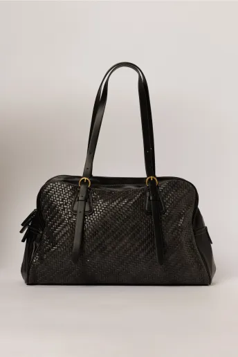 Geanta eleganta neagra cu aspect impletit si detalii metalice discrete