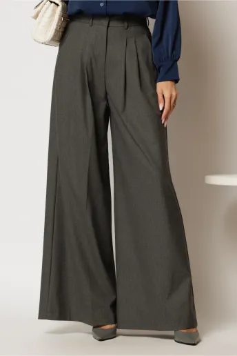 Pantaloni dama gri cu dungi cu pliuri si croi lejer