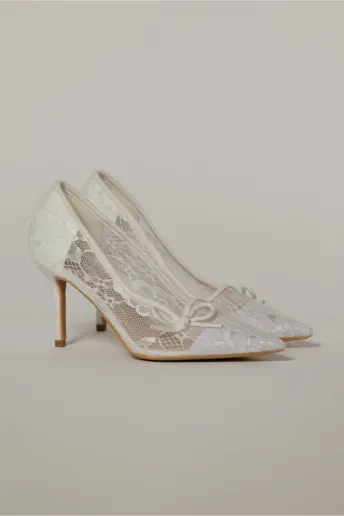 Pantofi eleganti albi imbracati in dantela