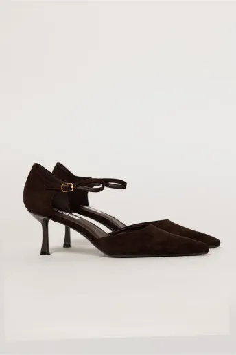 Pantofi eleganti maro intens cu aspect catifelat si bareta