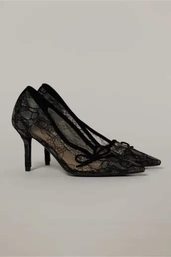 Pantofi eleganti negri imbracati in dantela