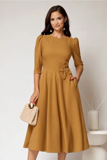 Rochie midi camel din stofa in clos cu floare in talie