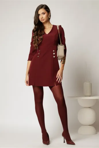 Rochie DY Fashion scurta bordo cu decolteu V si nasturi decorativi pe fusta