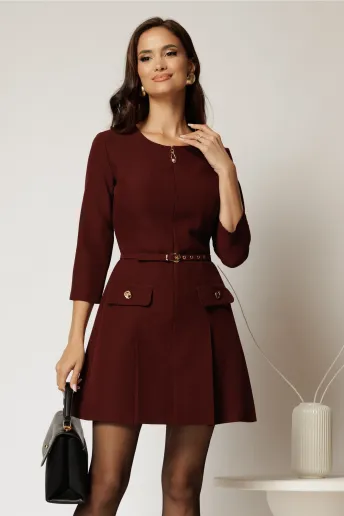 Rochie DY Fashion scurta bordo cu pliuri pe fusta si fermoar la bust