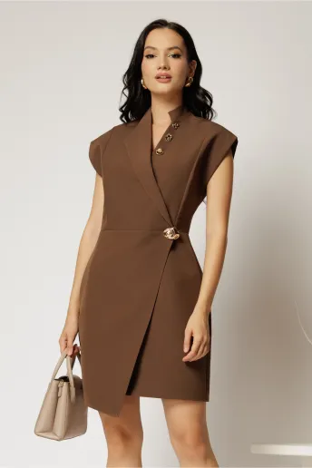 Rochie DY Fashion scurta maro cu decolteu petrecut si accesorii