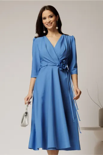 Rochie midi albastra din stofa in clos cu floare in talie