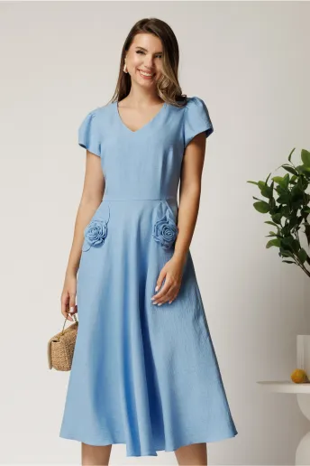 Rochie midi bleu din material fluid in clos cu trandafiri pe buzunare