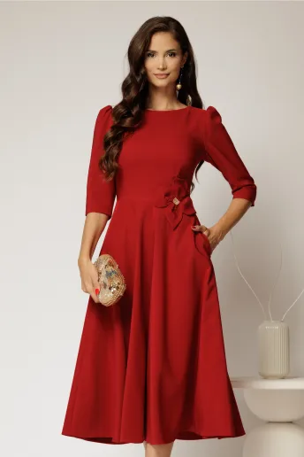 Rochie midi rosie din stofa in clos cu floare in talie