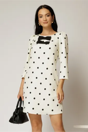 Rochie scurta alba cu buline cu croi drept si funde pe bust