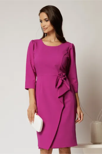 Rochie scurta fucsia din stofa cu croi conic si detaliu floral