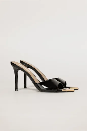 Sandale negre de tip mule cu varful metalic auriu