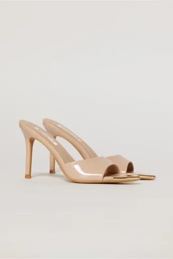 Sandale nude de tip mule cu varful metalic auriu