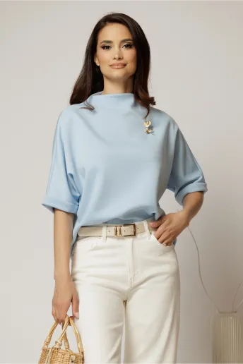 Tricou bleu cu brosa si croi lejer cu adaos de viscoza