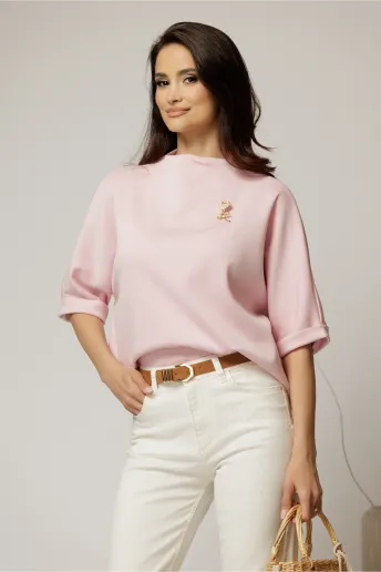 Tricou roz cu brosa si croi lejer cu adaos de viscoza