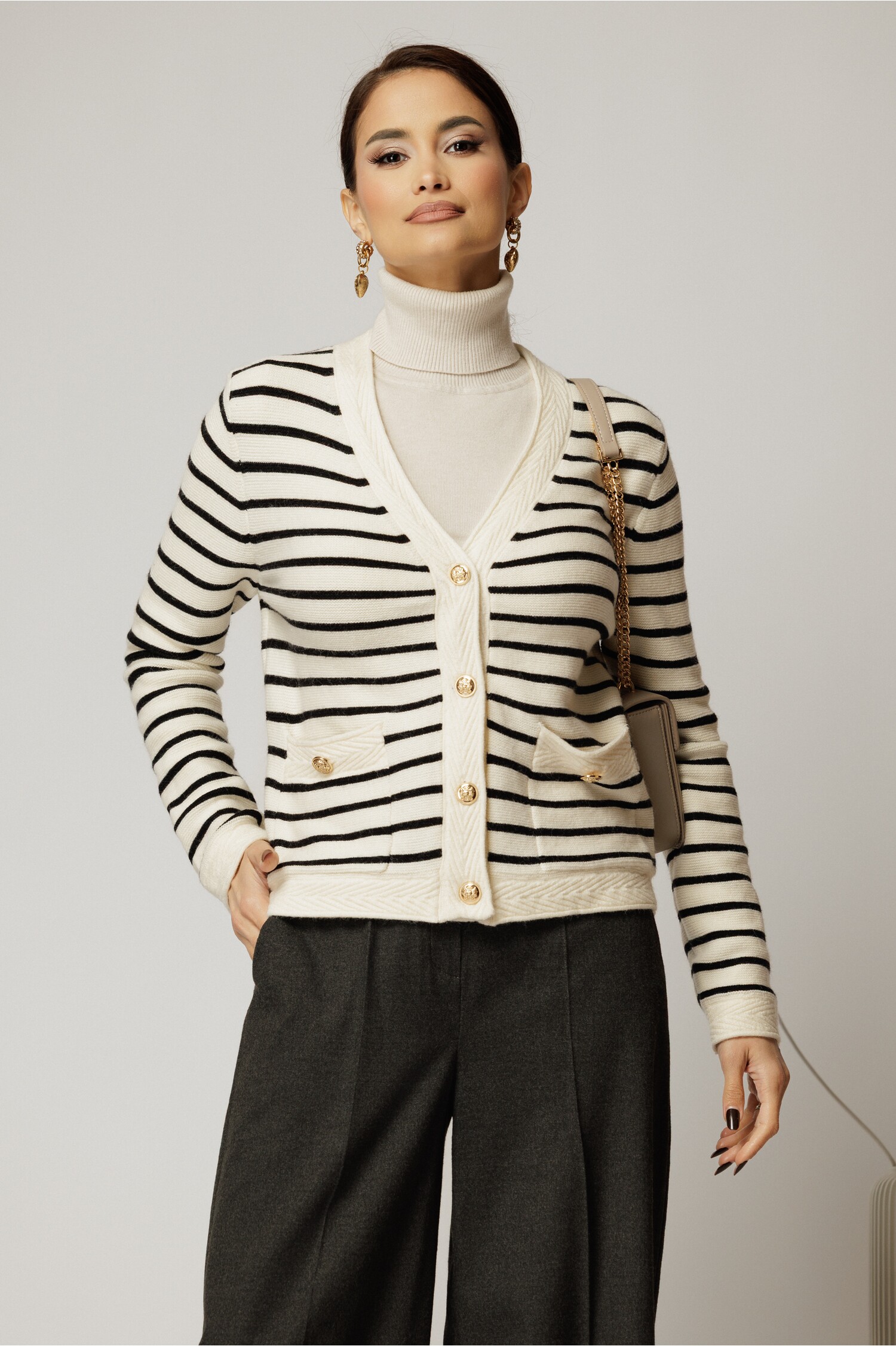 Pulover alb cu dungi negre si inchidere cu nasturi