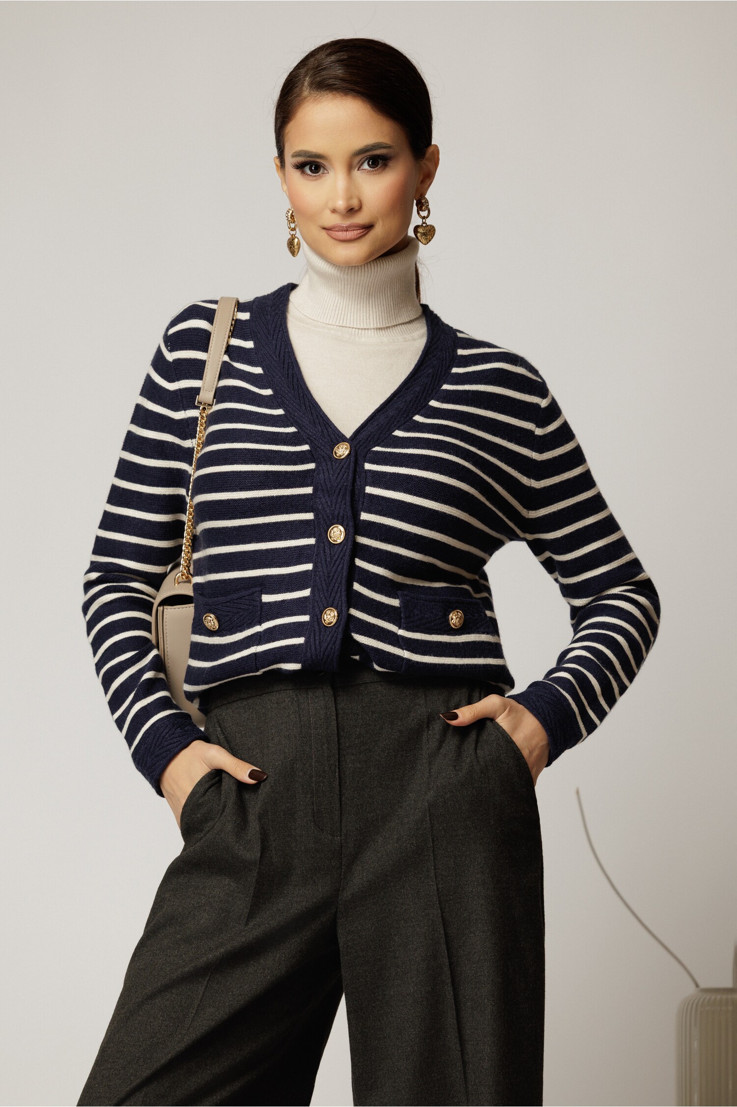 Pulover bleumarin cu dungi albe si inchidere cu nasturi