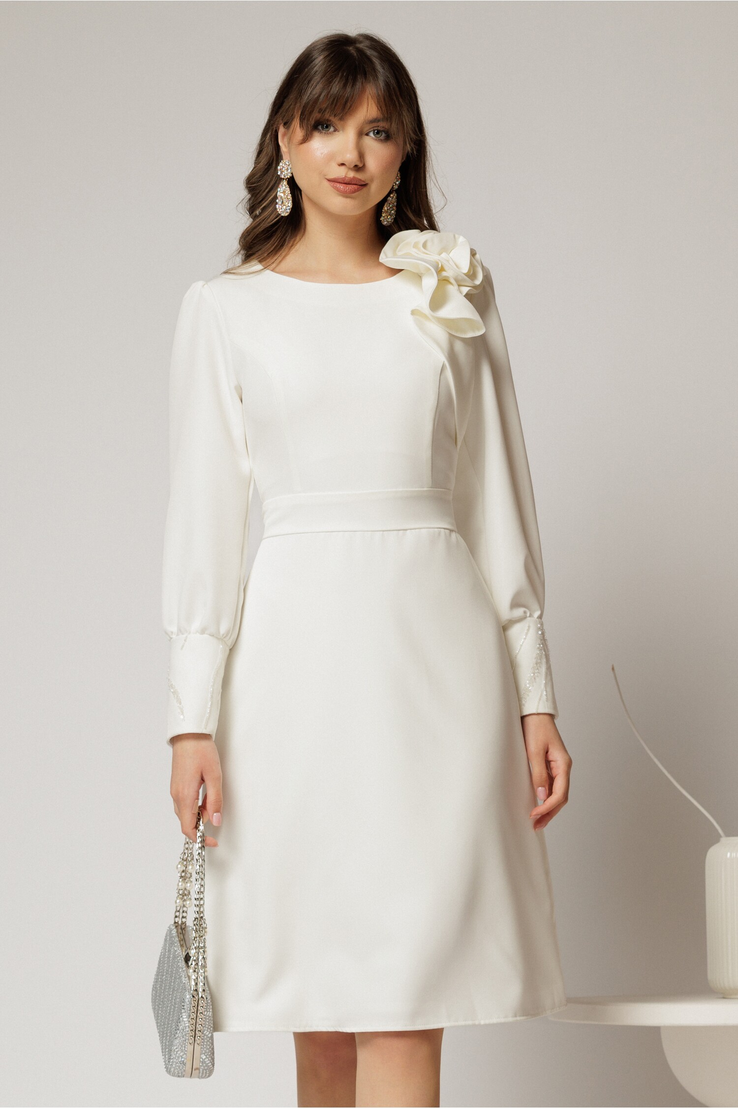 Rochia DY Fashion alba cu mansete din paiete si funda ampla pe umar