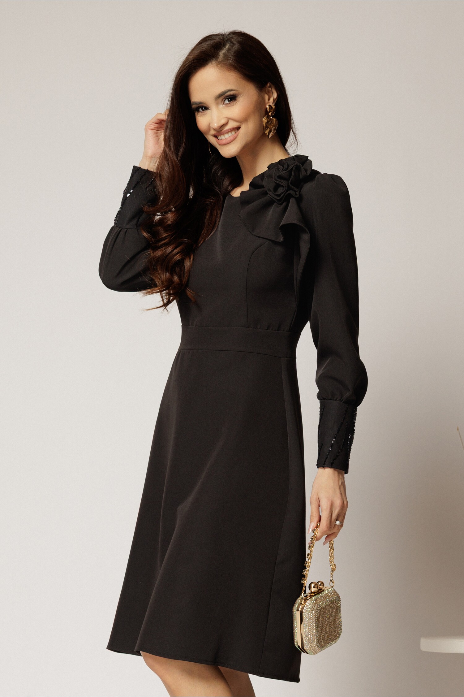 Rochia DY Fashion neagra cu mansete din paiete si funda ampla pe umar