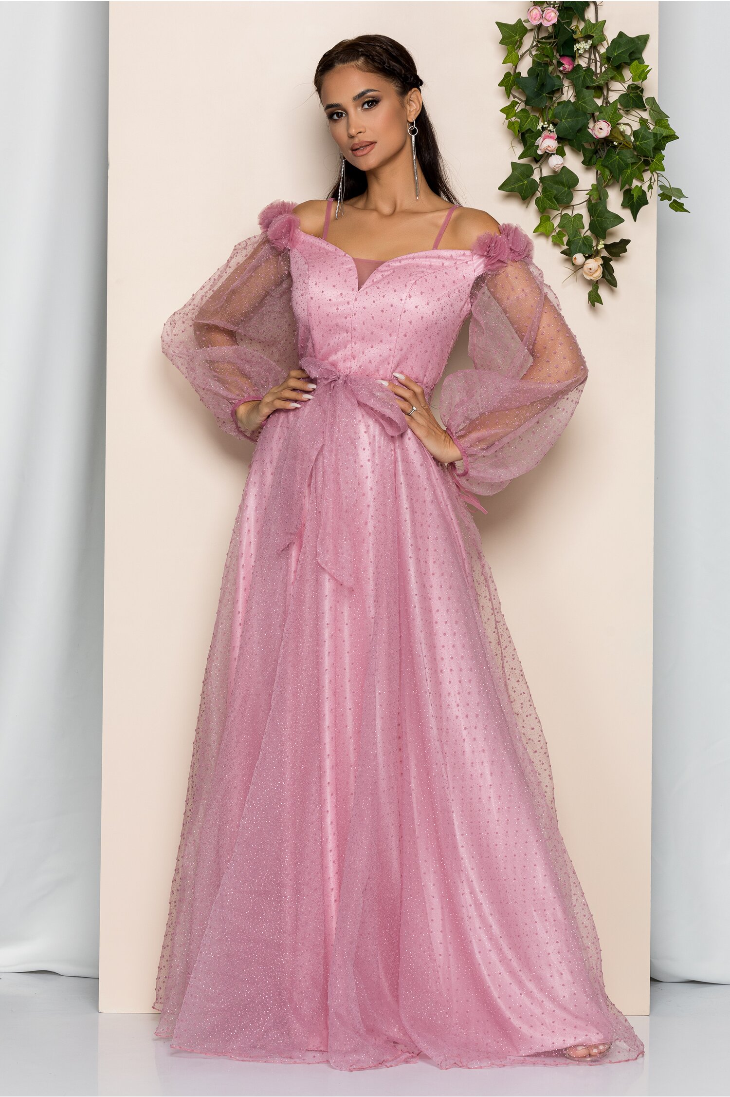 Rochia lucinda roz din tulle cu decolteu en-coeur si cordon in talie
