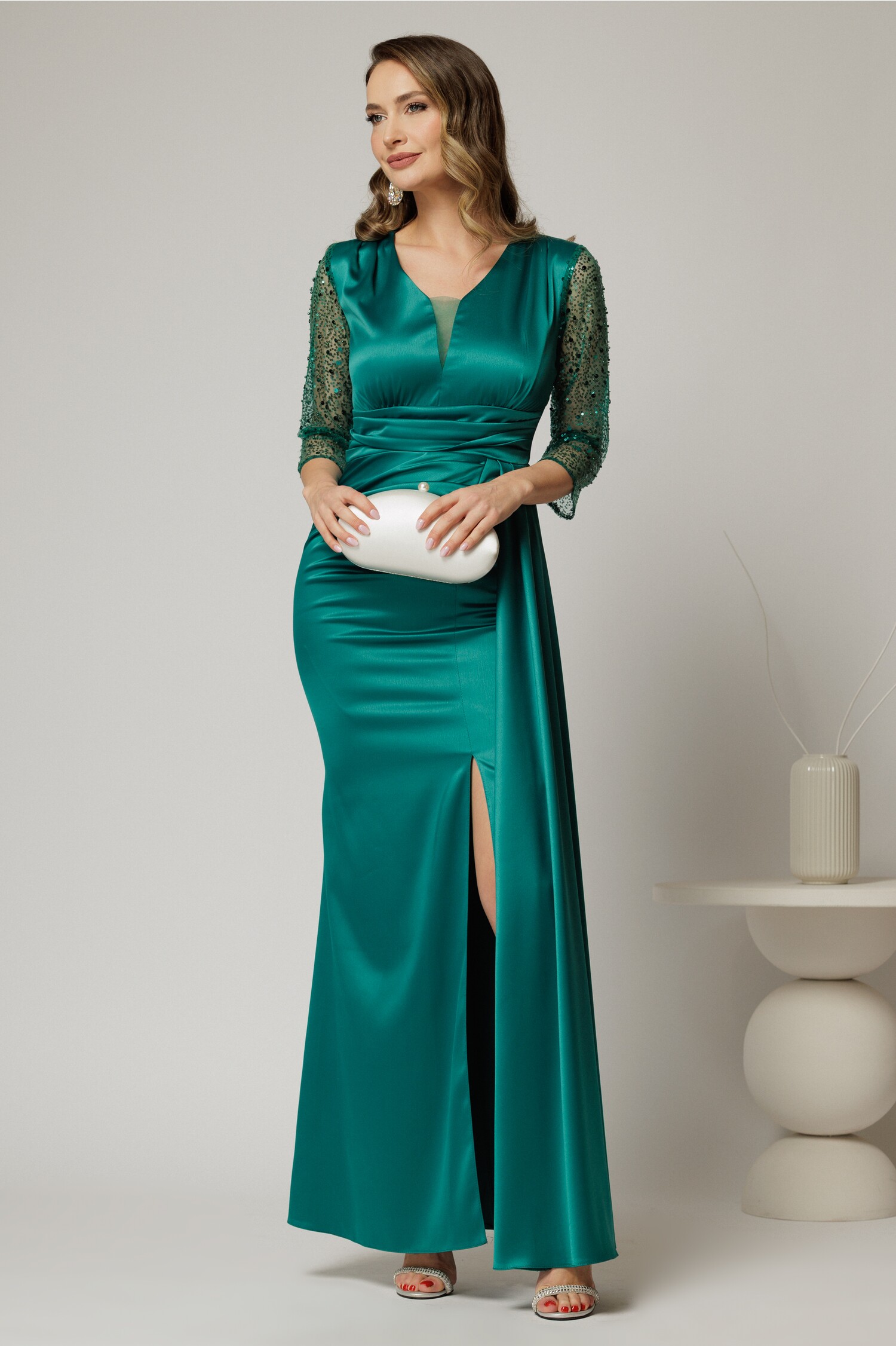 Rochie Alora lunga eleganta din tafta verde cu pietre pe maneci