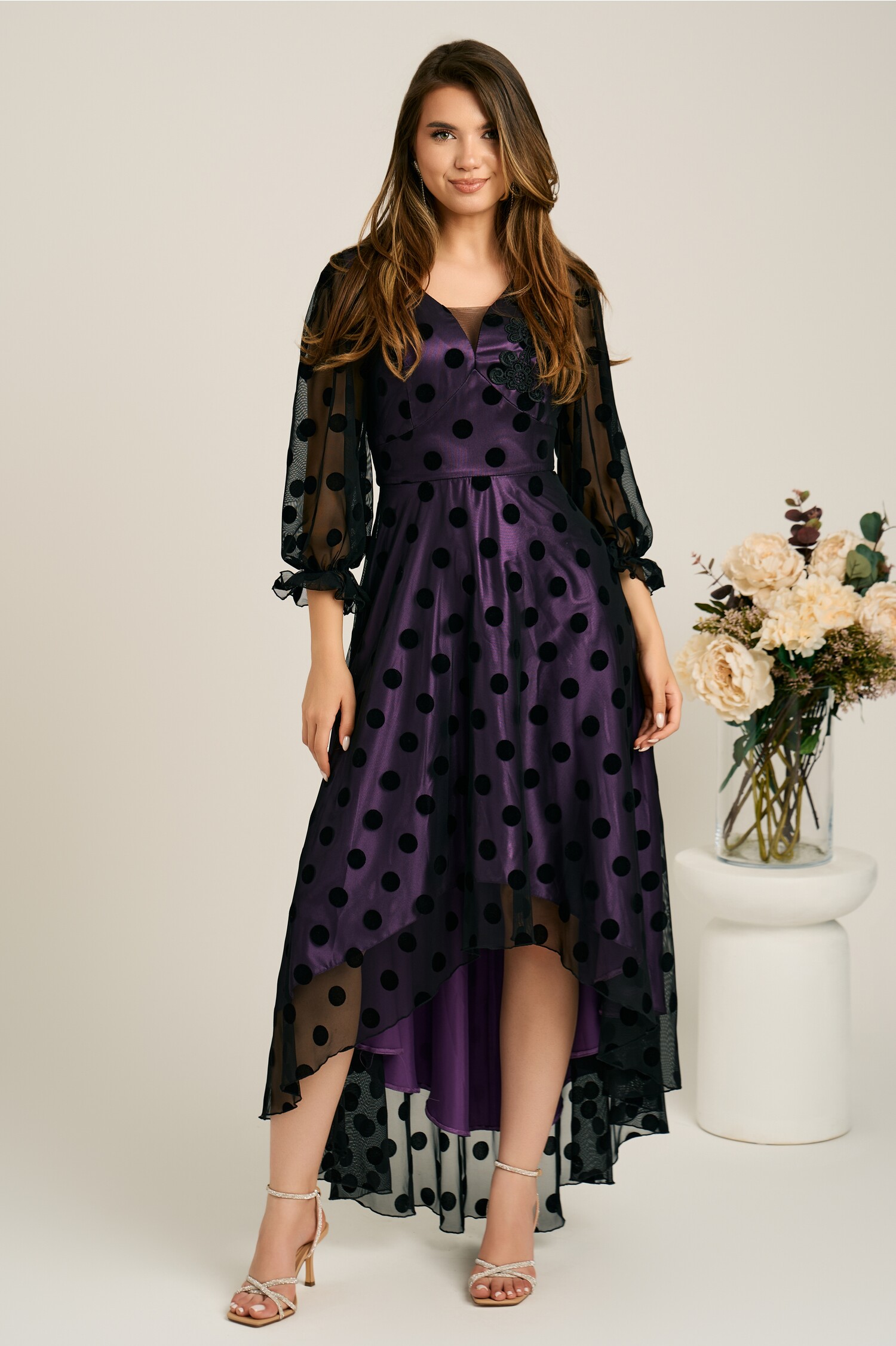Rochie asimetrica neagra in clos din tull cu dublura mov si buline catifelate