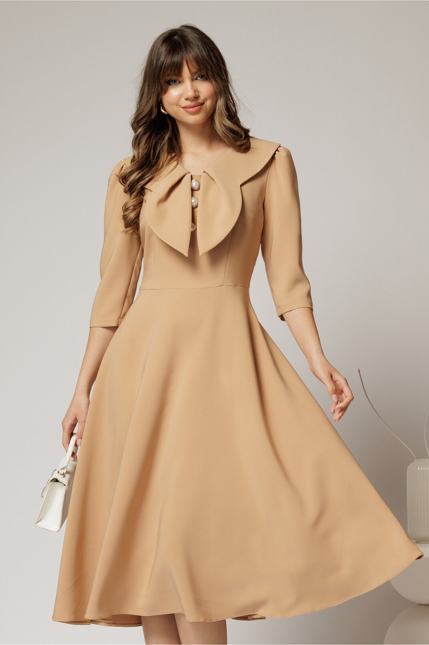 Rochie bej clos de ocazie cu guler maxi si nasturi perluta